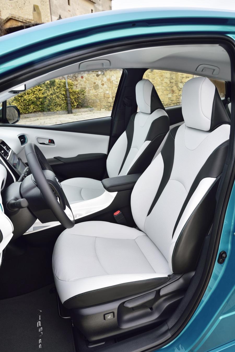 Интерьер Toyota Prius Plug-in Hybrid 2016 года  (фото 29 из 187)